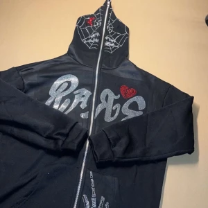 Fullzip rhinestone hoodie - Fullzip rhinestone hoodie. Tvärfet. Storlek S och XS. Inga flaws alls helt nya.