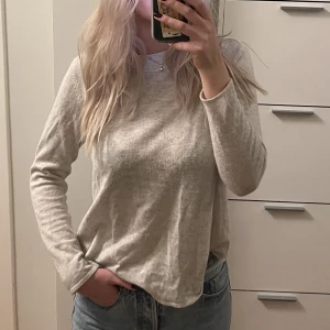 GRÅ STICKAD LÅNGÄRMAD - söt ljusgrå långärmad stickad tröja som är lite genomskinlig. Så fin nu till vintern. Älskar kragen😊😊😊😊 (den är även använd men också fortfarande fin att använda)💗💗💗💗