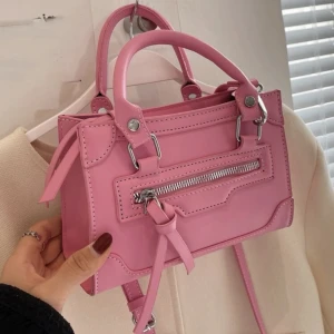 Väska - Super söt väska, köpt från shein och den är ALDRIG använd🫶🏽 Ordinarie pris 174kr, SISTA BILDEN ÄR MIN BILD💞 Bandet medföljer såklart också, hör av er vid frågor/intresse🫶🏽 