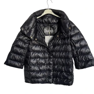 Svart herno jacka - Så fin svart jacka från herno i storlek S/40! Aldrig använd med lappen kvar🙏🏼🙏🏼nypris ligger på 5000