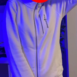 Sail Racing kofta - Vit sail racing kofta. Inga skador eller fläckar. Storlek 160 skulle jag tro. Skriv för fler bilder. Nypris 900 men säljer för 300