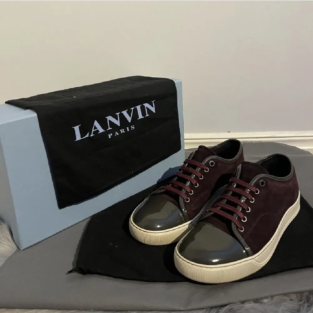 Hej, säljer dessa snygga Lanvin skor. som knappt är använda bara några få tal gånger. Skick på ba skorna är 9/10 Boxen och allt ingår. För mer frågor kontakta mig. Skorna passar även upp till 42:5-43 bra. Skor.