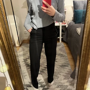 madlady byxor 36 l30 - superfina, oanvända byxor från madlady. storlek 36 l30, aldrig använda då jag äger massor av olika par från madlady. därav säljer jag dessa. passar en vanlig 36a,  75,5 cm innerbenslängd. frakt tillkommer. klicka gärna på köp direkt!