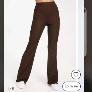 Bruna bootcut byxor - Sköna utsvängda byxor från Nelly i strl XS 🌸har en bra passform och är perfekta för längre tjejer 🌸 säljer pga att dom inte kommer till användning 💕 nypris 299 (finns ej kvar i sortimentet, bilden är därför endast liknande)