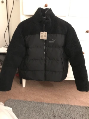Vinterjacka - Säljer en helt ny vinterjacka, med etiketten kvar, säljer pga att det har gått för lång tid för att kunna skicka tillbaka. Storlek M, ordinare pris är 1499kr på Nelly men jag säljer för 1000kr