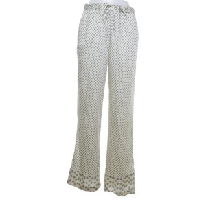 Mönstrade Zara byxor - Säljer mina favorit satinbyxor från Zara pga har två likadana <3 storlek S. Lite långa på mig som är 160 men funkar, går även att vika ner en kant för att få dom längre <3 skriv om du har några frågor eller vill ha fler bilder 