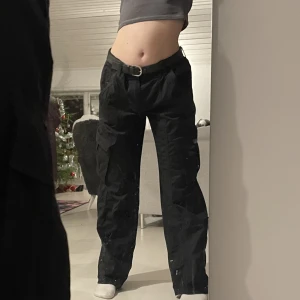Svarta cargo byxor - Oversized(42) baggy svarta cargo byxor. Använd några gånger. Frakt ingår ej i priset
