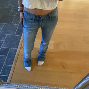 Massimo Dutti jeans lågmidjade - !INTRESSEKOLL!   Lågmidjade massimo dutti jeans storlek w26 l33. Midjemått är 72 cm och innerbenslängden 80 cm. Lite stora på mig som vanligtvis bär w24 eller 32. Jag är 155 cm men det finns ca 10 cm extra. Skulle tro att dem passar en 34a. Köp direkt 500