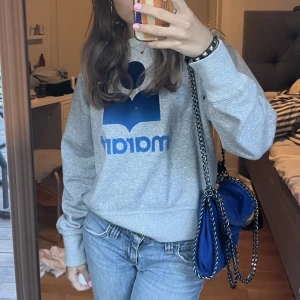 Väska  - Super fin liknande Stella McCartney väska! Super fin blå färg! Magneten på ena sidan sitter lite löst men går absolut att fixa enkelt med lim eller liknande, annars ingas defekter! Alltså inte äkta och pris kan diskuteras! !först till kvarn!