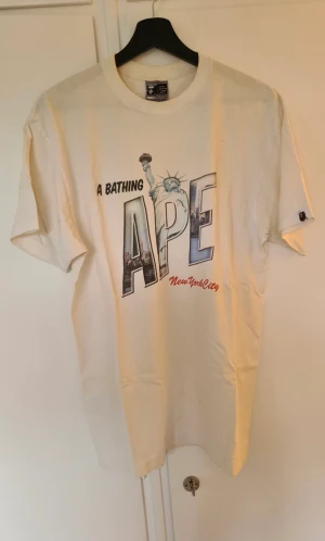 Bape x Stash T shirt - Riktig snygg och ovanlig bape t shirt i storlek L slå till!