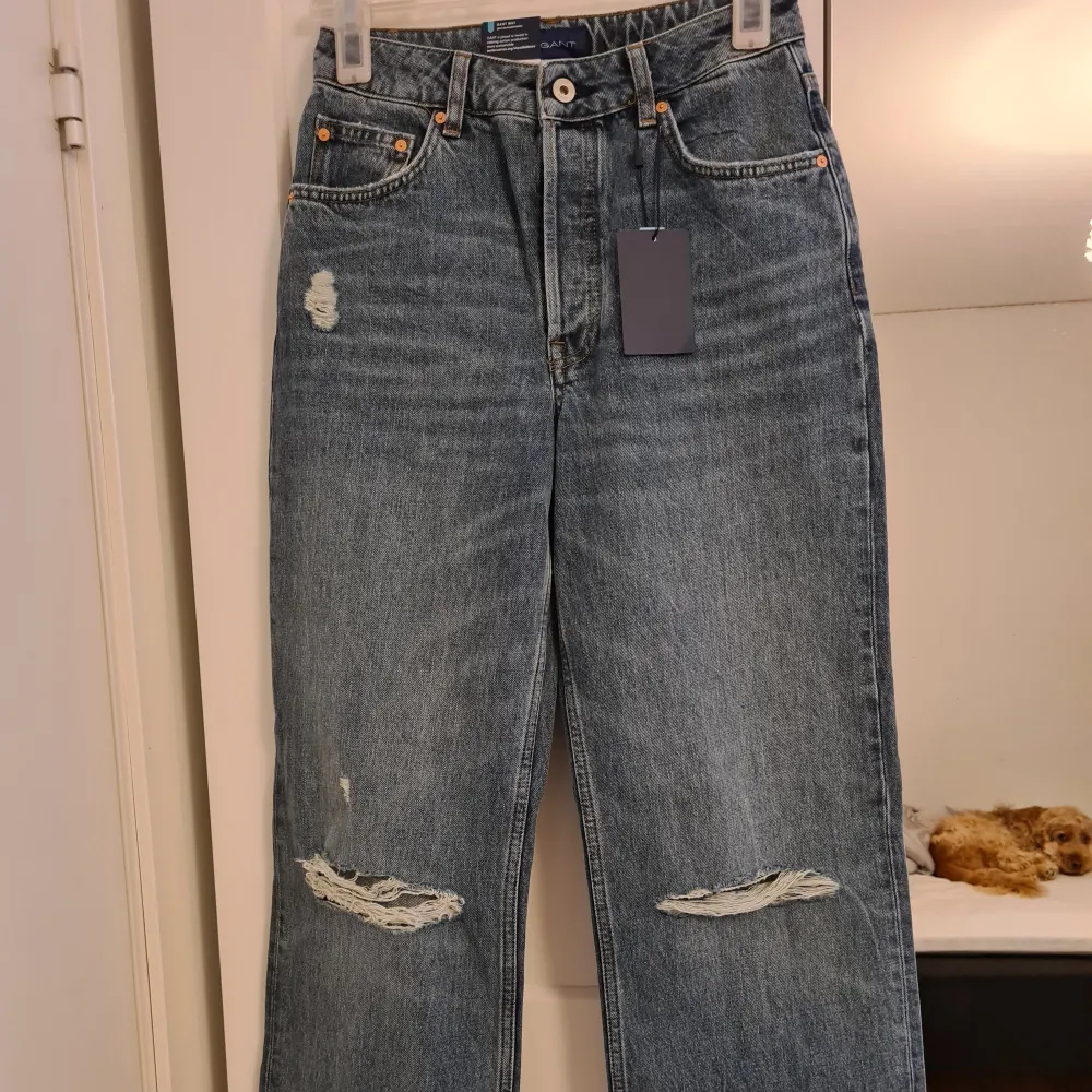 Helt ny oanvända jeans från Gant. Lappar finns kvar på byxorna. Storleken är 27, alltså S. Orginal priset på dem är 1299.. Jeans & Byxor.