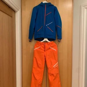 Peak Performace skidställ  - Peak Performance skidställ  Använts några veckor/säsong under 2 år.  Storlek 160 i både jacka och byxor.  Inga synliga skador 