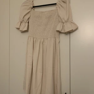 Beige klänning - Beige klänning från shein 