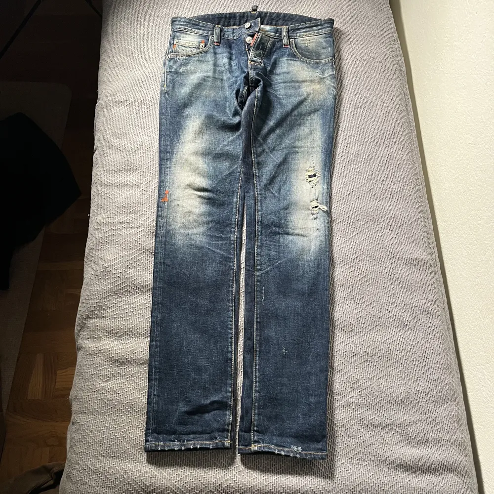 Feta byxor från dsquared2 jag säljer för jag vuxit ur dom. Använda ett fåtal gånger.  Priset går alltid att diskutera.. Jeans & Byxor.
