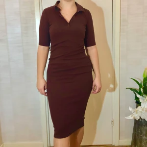 Brun klänning - Slutsåld klänning från Zara! Chokladbrun m tenniskrage. Säljer för 85kr💕