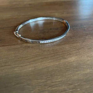 Armband - Armband, fint skick.   Frakt 13 kr med frimärke, köpare betalar frakten.