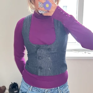 Randig väst - Säljer denna fina randiga mörkblå väst. Västen är i jätte fin sick❤️