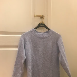 Marinblå vacker tröja  - En vacker blå tröja som är från vera Moda i storlek Xs som är i bra kvalitet men lite nopprig ❤️