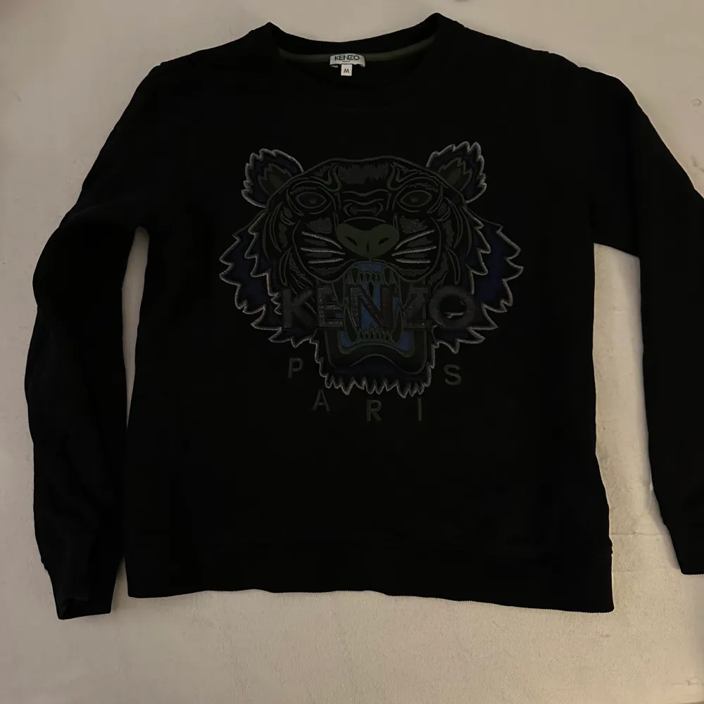 Kenzo sweatshirt stl M men den är super liten i storleken. Passar me en Small. Tröjor & Koftor.