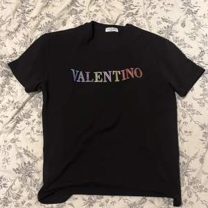 Valentino T-shirt 1:1 som finns inne! 2-3 dagars spårbarfrakt 📦
