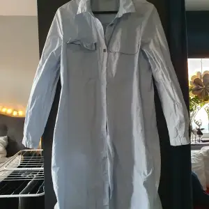 Blå lång skjorta från Vila Storlek M Använd fåtal gånger Perfect att ha under en stickad klänning/tröja! Köparen står för frakt. Hör av er om ni funderar på nått❣️