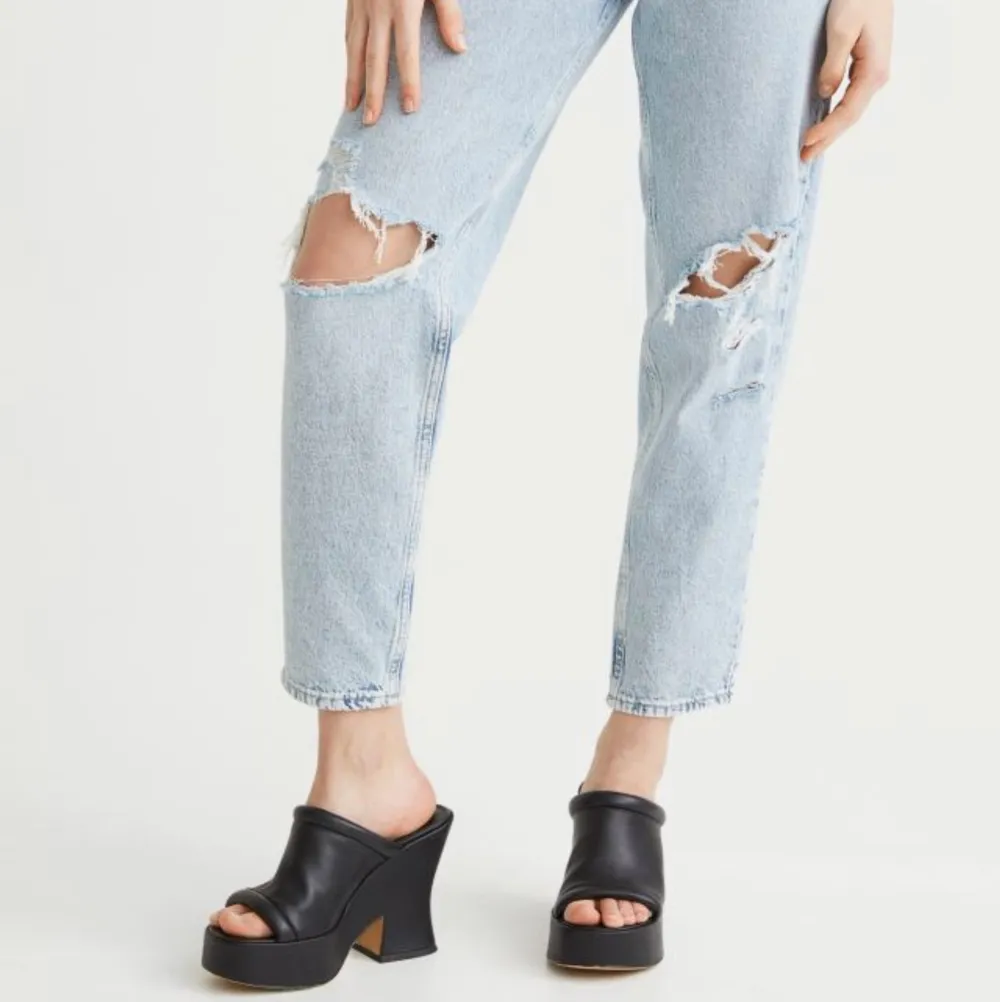 Dessa snygga mom jeans från h&m passar inte mig längre! De har hål vid båda knän💗Köpt för 300kr.. Jeans & Byxor.