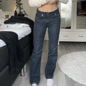 Filippa k - Snygga jeans från Filippa k stl 28/34 sitter på mig som i vanligafall har xs. Fint skick och de säljes för 250kr+ frakt eller bud med rätt att neka 😊