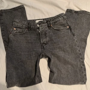 Svarta jeans<3 - Svarta straight jeans från H&M❤️