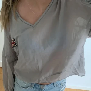 Fin blus.  - Köptes på plick, lånade bilder. Älskar denna blus så mycket, den är så skön och fin. Perfekt på sommaren och vår. Pris kan diskuteras. Den är knappt använd. 