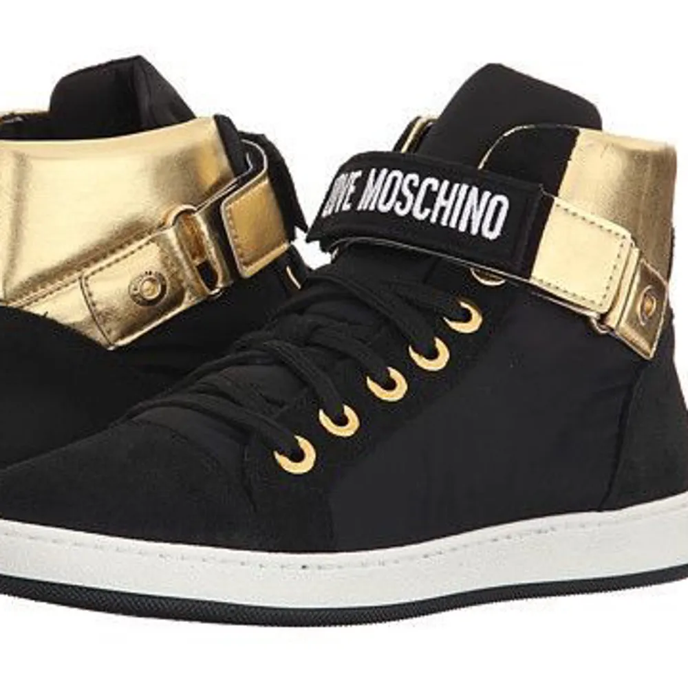 Snygga märkes skor ifrån Moschino i storlek 37.5.  Endast använda 2 ggr, som nya. Nypris: 2100 kr. Skor.