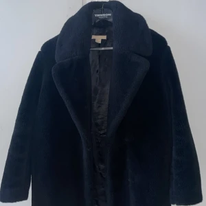 Varm jacka - Jacka från H&M i tjockt ”Teddy material”. Funkar nu i vinter! Säljer pga kommer inte till användning. Kostade över 1000kr vid inköp och säljer för 500kr inklusive frakt.  Storlek 40 men sitter snyggt oversize på mig som har storlek 36. 