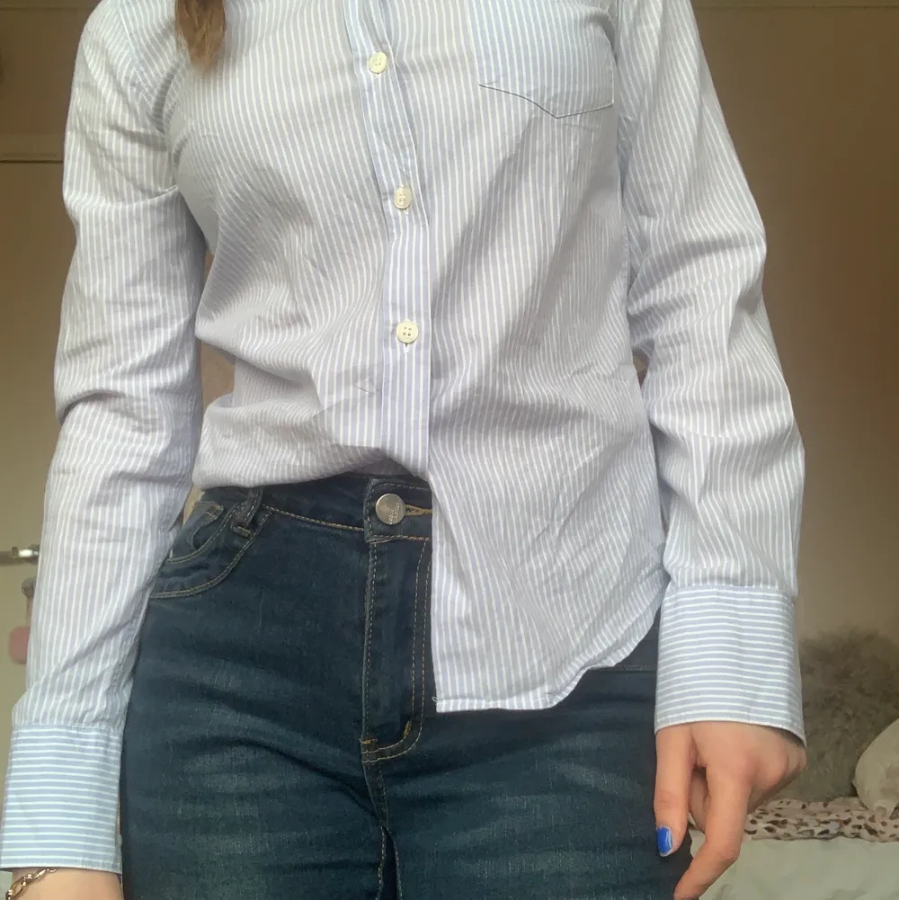 Jättefin blå och vit randig skjorta från Filippa K🤍💙säljer pga att den har blivit lite för liten. Använd några gånger nästan som ny💕 100kr + frakt 🚚 om de e många som är intresserade blir det budgivning❤️ kontakta mig för fler bilder elr frågor ❤️. Skjortor.
