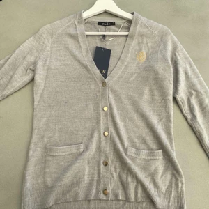 Ljusgrå cardigan storlek S - Prislapp kvar. Från Gina Tricot