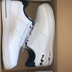Air force 1  pris 1000 - Säljer dom för jag inte använder dom 1000 kr kan diskutera pris bara skriv 