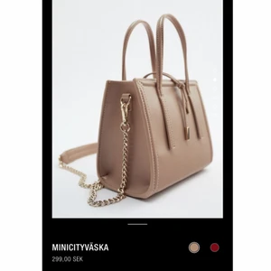 Minicitybag Zara - Jätte fin beige väska från Zara som är helt ny och oanvänd, köptes för 300kr. Inte så jätte stor väska men enormt rymlig, måtten är 18x15 skriv gärna för fler frågor eller bilder💕 väskan har även två olika band som man kan välja mellan, en guldkedja med en liten ”kudde” så att det inte gör ont att ha den runt halsen och även ett justerbart som är lite tjockare. Man kan även ta av båda banden och bara hålla i de små handtagen💋