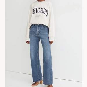 Vanliga lite mörkare jeans från H&M i storlek 34💕 något för långa på mig som är 163cm💕💕 Aldrig använda💗 (köpare står för frakt)🥰 