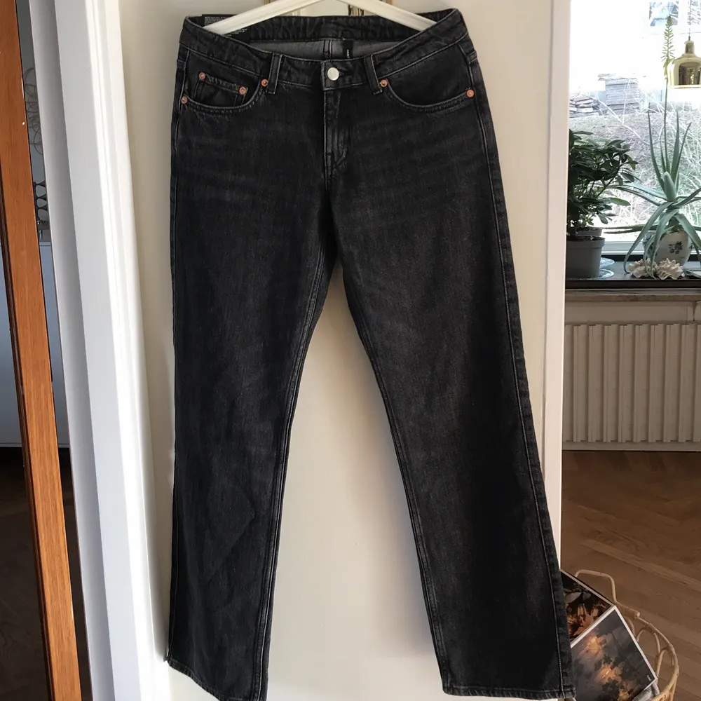 Aldrig använda och lappen är kvar 💘 Storlek 27/36-38 och längd 32 👌🏻 Köp direkt för 400kr 💞💞. Jeans & Byxor.