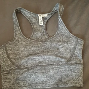 Sport topp  - En sport topp från HM super bra skick. Endast testad. Den har en öppning i ryggen super fin. Säljer pga för liten. Kan muta ner pris (frakt kan ändras)