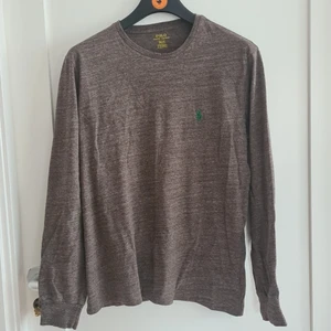 Polo Ralph Lauren M/L Ny - Vanlig passform, funkar för små L. Nytt skick! Endast provad, köpt i USA, tvättad. Är ingen rökare eller djurägare. Jag är 189cm och väger 82kg och plagget passar mig inte längre. Samfraktar gärna vid köp av fler plagg. 