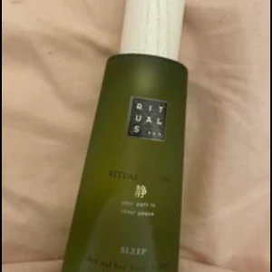 Hair body olja - Jag säljer den. Fick den i present men kommer aldrig att Använda. Kommer inte till användning bättre sälja den istället. Den helt ny den oanvänd den inte ens testa. Frakt står köper för själv 