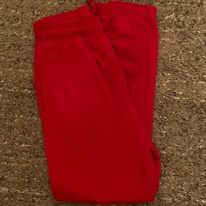 Mjukisbyxor - Röda mjukisbyxor från Ginatricot i strl S
