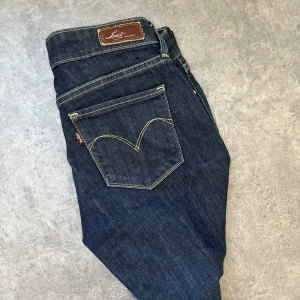 lowwaist jeans Levis  - Säljer mina lågmidjade Levis jeans då dom inte kommer till användning längre. Köpare står för frakt