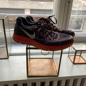 Nike löparskor - Svarta löparskor från Nike med neon detaljer. Fint skick.