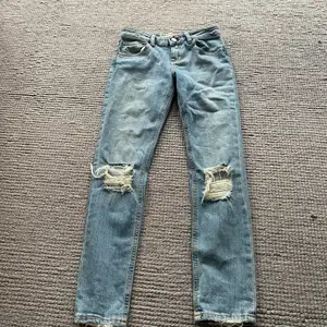 Jeans från ASOS med hål på knäna