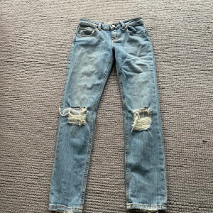 ASOS denim - Jeans från ASOS med hål på knäna