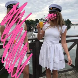 Studentklänning valentino - Intressekoll‼️ funderar på att sälja min valentino klänning. Perfekt för studenten eller som sommarklänning. 