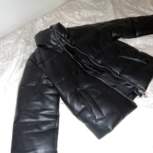 Läderimitation Jacka - Säljer denna jacka, väl använd med ändå i nyskick. Tagit väldigt bra hand om den! Säljer för 300kr inkl spårbar frakt 💗
