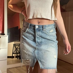 Jeans kjol  - Kjolen har använts ganska mycket men är inte skadat. På plagget finns fickor både fram och bak.