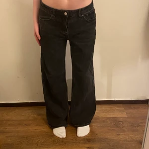 Lågmidjade svarta baggy jeans - Snygga baggy jeans med lägre mid / low-rise. Snålt använda så bra skick. Originalpris 600kr från weekday. Asballa helt enkelt!