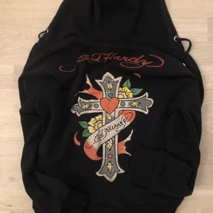 Så fin edhardy hoodie 🥺 - Älskar den här speciella ed Hardy tröjan men har tröttnat på den tyvärr men så fin! 🎀💕det är bara fråga efter fler bilder!